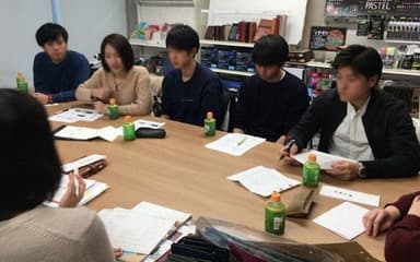 開発に取り組む明治大学生