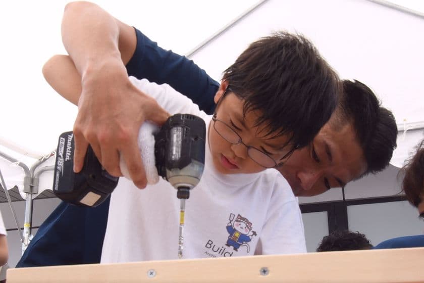 夏休みの「こども大工さん体験イベント」2年目も盛況で終了！
幼いころ楽しんだ日曜大工を子供とプロの職人と体験