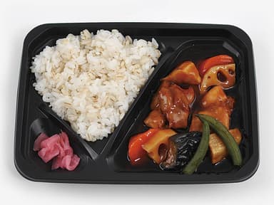 鶏肉と野菜の黒酢あん弁当