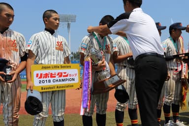 ゴールドワッペンを贈呈された静岡裾野の選手たち