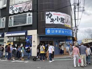 連日行列で看板が続くプリン専門店