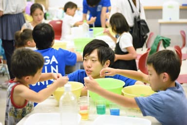 学生・生徒が先生役となり来場者に科学の楽しさを伝える