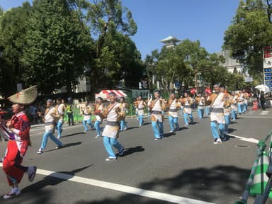 よさこい祭りで踊る踊り子たち_3