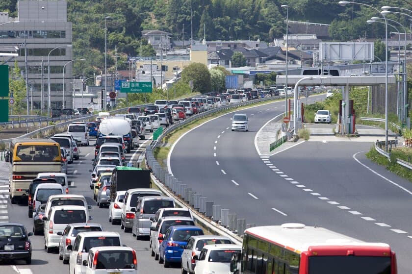 お盆の帰省は腰痛注意！渋滞や長距離移動、約３割が腰痛悪化！
腰痛持ちの会社員にアンケート 集計結果
～疲れもピークのUターン時は特に姿勢に気をつけましょう～
