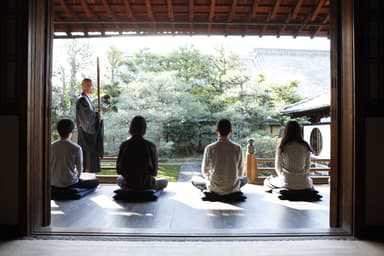 建仁寺内の両足院でおこなう坐禅