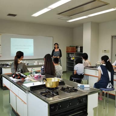 講話でデモンストレーション行う前田さん