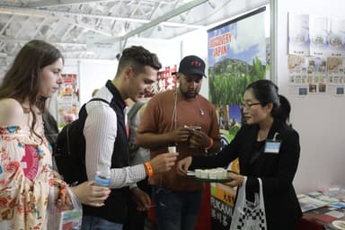 JAPAN FOOD SHOW-各ブースで日本食について詳しく説明