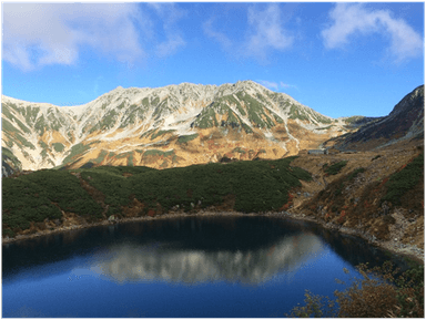 室堂平・みくりが池：紺碧の水面に映し出される立山