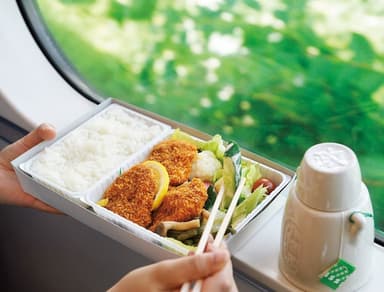 小淵沢駅「高原野菜とカツの弁当」