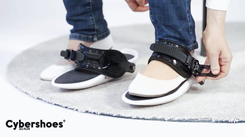 VRの世界へと足を踏み入れよう　
「Cybershoes」が東京ゲームショウ2018に出展決定
(9月20日～9月23日)　
実際に足を動かすことでVRゲームを操作する、
Cybershoes GmbH開発のサンダル型VRアクセサリー