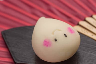 かわいいオバケの上生菓子「おばけちゃん」