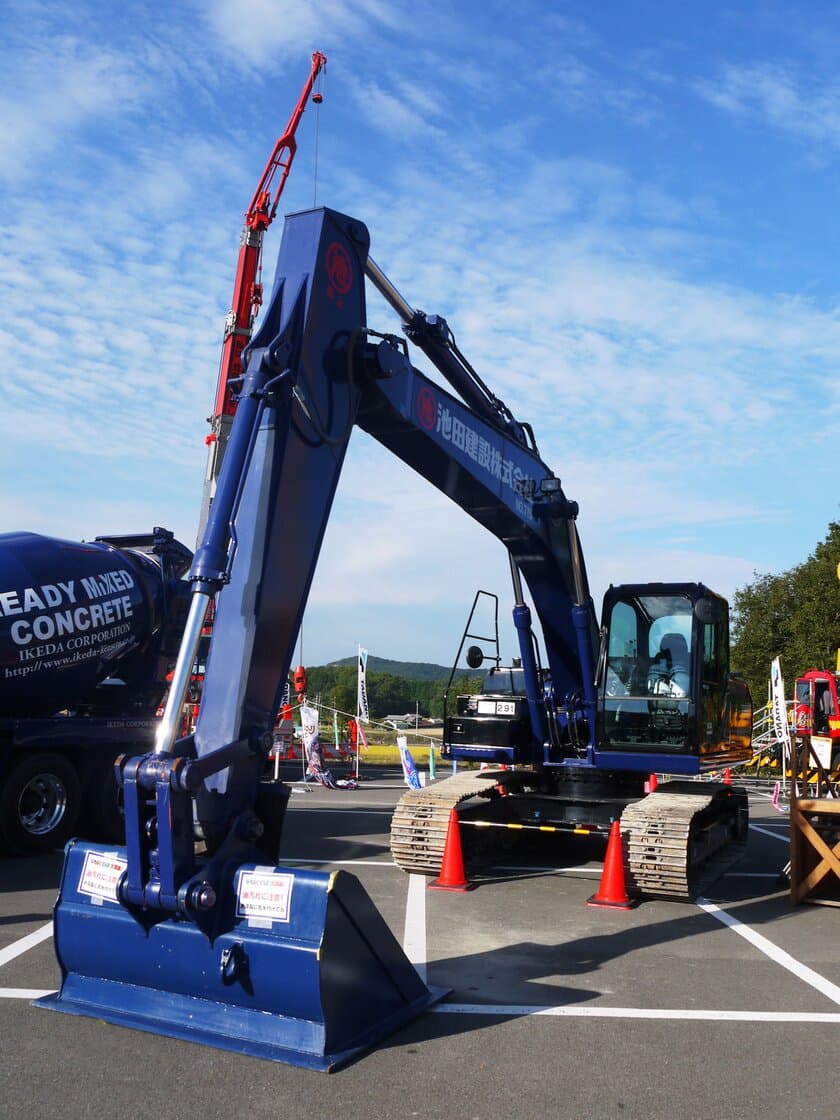 パトカーや建設重機などの特殊車両に触れて乗ることができる
『はたらくくるま大集合！inかとう』を10月13日～14日に開催