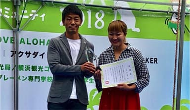 保護犬文化大使の委嘱状を受け取る丸山桂里奈さん