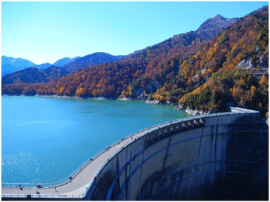 彩り鮮やかな紅葉の山肌に囲まれた黒部ダム湖畔2