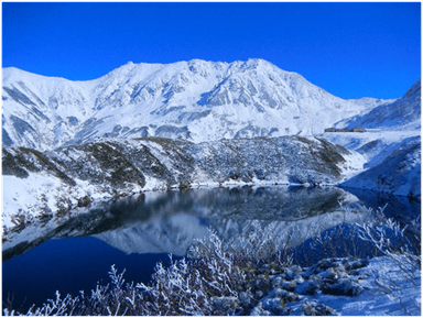 新雪の立山とあざやかな紺碧のみくりが池《室堂平》