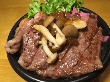 すべて国産！4種類のきのこをたっぷり使った和牛丼