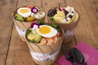 ALOHA SALADS(写真左から)ホイホイチキンサラダ680円／ハワイアンシュリンプサラダ660円／アロハパッションサラダ700円