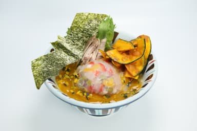 かぼちゃのポタージュらー麺　880円(税抜)(ハロウィンまではコウモリ型のりをご提供　※10月末まで)