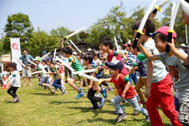 チームの団結力が試されるチャンバラ合戦