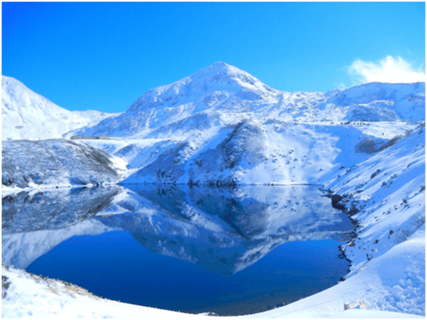 新雪の山が湖畔に映ると“ブルーのハート”が…！？
立山黒部アルペンルート、新雪の絶景＆
関電トンネルトロリーバスのラストラン記念きっぷを販売中