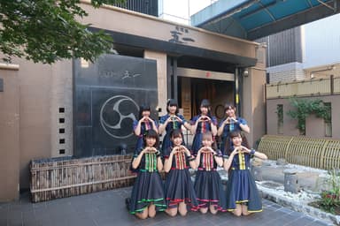 活動拠点のお寿司屋の前で集合写真