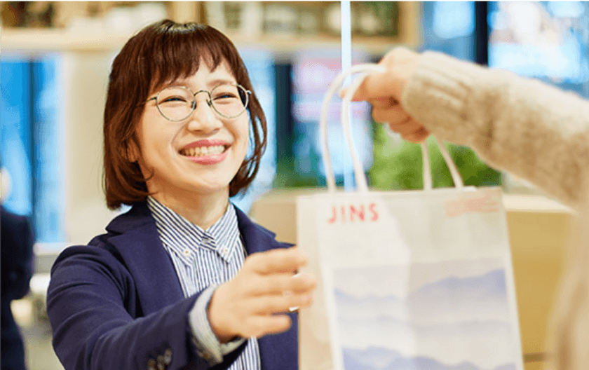 JINS路面店舗に新規決済サービスを導入
JINSでの買い物がより便利に。
どなたでも快適に購入いただける、時代に合わせた購買体験を提供