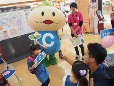 地域新聞社のマスコットキャラクター「ちいきくん」のなりきりセットで遊ぶ子どもたち