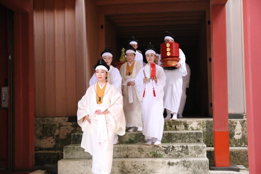 首里城公園で「百人御物参(ももそおものまいり)｣を再現
秘められた女性たちの祭祀世界への扉が開く！
　～2018年11月24日(土)・25日(日)～