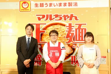 「マルちゃん正麺GO！」除幕式の様子_4