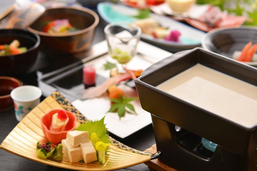 【和と洋のKAISEKIが自慢の宿　日光星の宿】　
『クリスマス特別KAISEKI×デザートビュッフェプラン』を
今年も提供