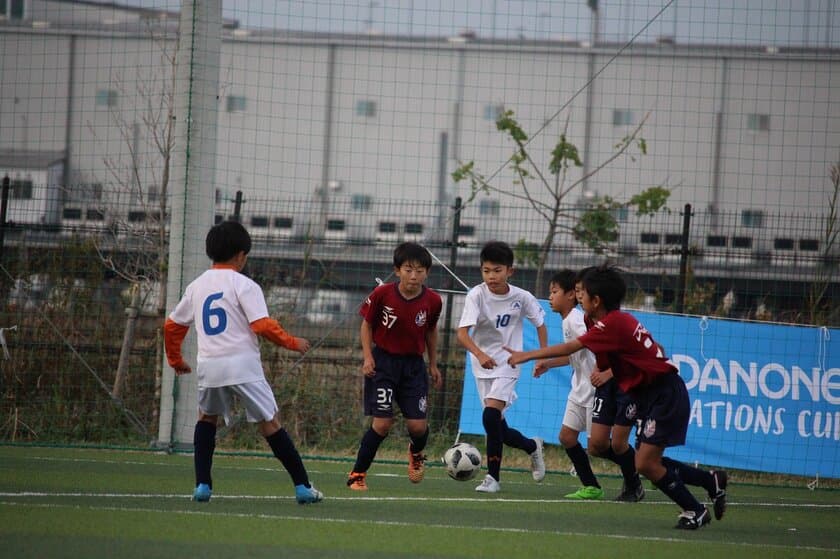 12歳以下の世界一を決める国際サッカー大会「ダノンネーションズカップ」の日本予選
「ダノンネーションズカップ2019 in JAPAN」が開幕！
スペイン バルセロナで開催される世界大会を目指して大阪予選 全31チームが参加
本大会出場1番乗りの6チーム(男子4チーム／女子2チーム)が決定！