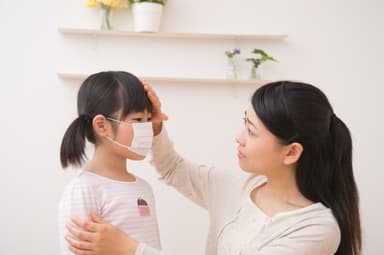 子供の体調を心配する母親(イメージ)