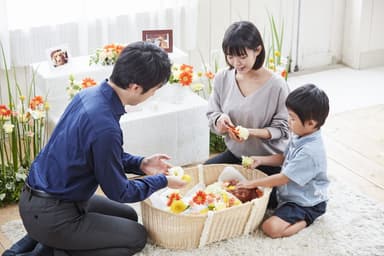 ペット葬「お別れのお花を棺に納める」