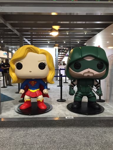 スーパーガール、アローの Funko巨大フィギュア