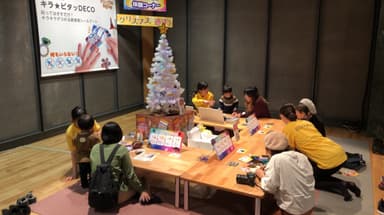 「キラ★ピタッDECO」の体験コーナー