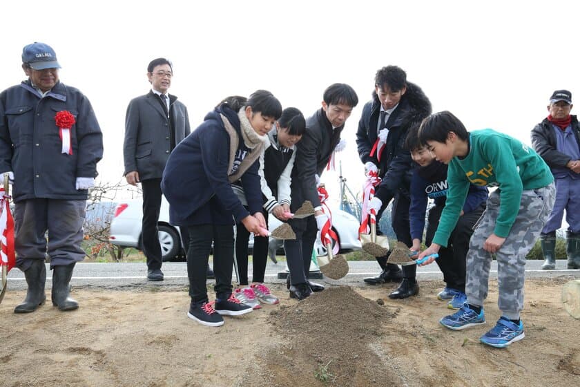 法律事務所が豊かな未来の創造を支援！
「アディーレ未来創造基金」が
福岡県朝倉市で桜を植樹いたしました