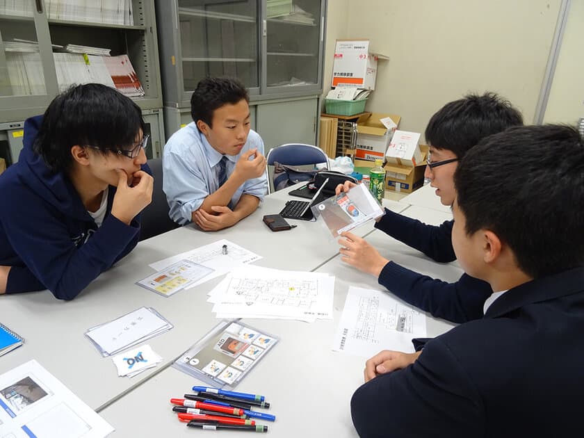 建築学部の学生が中高生の防災活動をユニークにデザイン　
～12/20校内防災訓練でオリジナル「防災マニュアル」を活用～