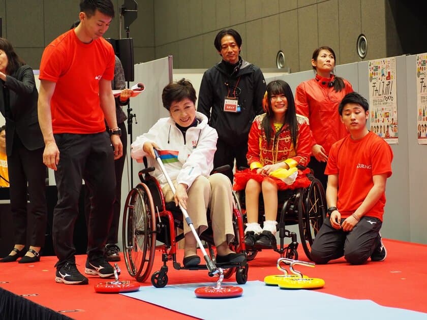 【イベントレポート】
小池都知事や仮面女子も挑戦！
誰もが障害者スポーツを楽しく体験できるイベント
『チャレスポ！TOKYO』　
12/24(月・振休)東京国際フォーラムで開催しました！