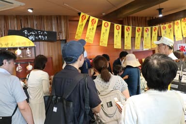 店内では試食販売も行います！