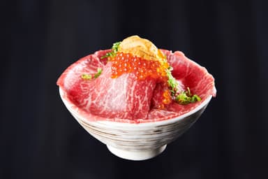 黒毛和牛肉ドレス海鮮丼 正面