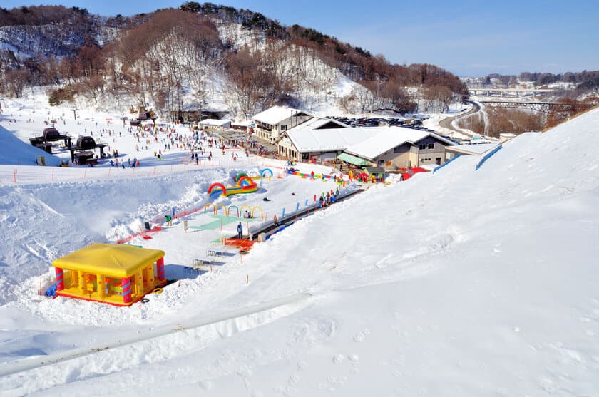 雪の遊園地パラダ『キッズランド』で雪遊びデビュー急増！
お子様連れに嬉しい生後6ヶ月～の託児施設や、イベントも　
日本唯一！スキー場と温浴施設が高速道路直結でアクセス◎