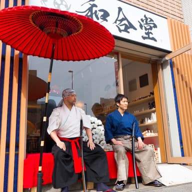 春～秋は、外の床几エリアでの飲食も可能