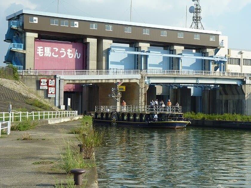 ～天満橋・八軒家浜と枚方を結ぶ定期観光船～
まちの賑わいと連携した舟運「淀川浪漫紀行」を、2019年度は増便して運航