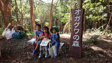 塗装したベンチに座る子供たち