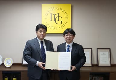 松村和徳 早稲田大学大学院法務研究科長(左)と今尾真 明治学院大学法学部長(右)