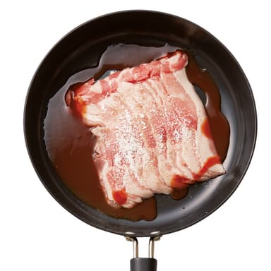 豚肉のジャンボBBQ照り焼き:薄切り肉をパックごと裏返して入れるダイナミックな一品