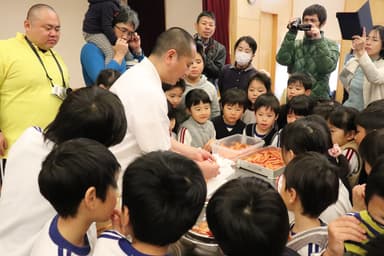 幼稚園での「鮨育教室」の模様