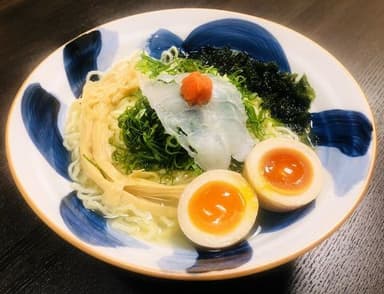 ふぐラーメンのトッピングにとらふぐ刺しを追加