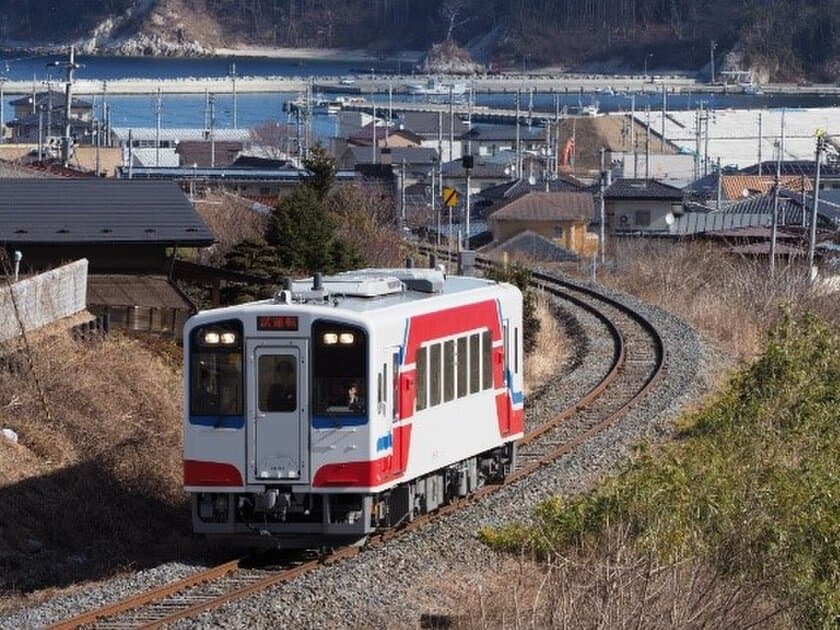 ～ ３月２３日（土）三陸鉄道リアス線誕生！ ～
三陸鉄道の新たな出発を祝して「三陸鉄道カラー」の列車を運行します