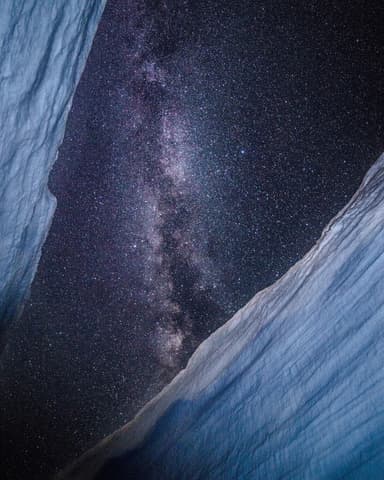 雪の大谷と星空